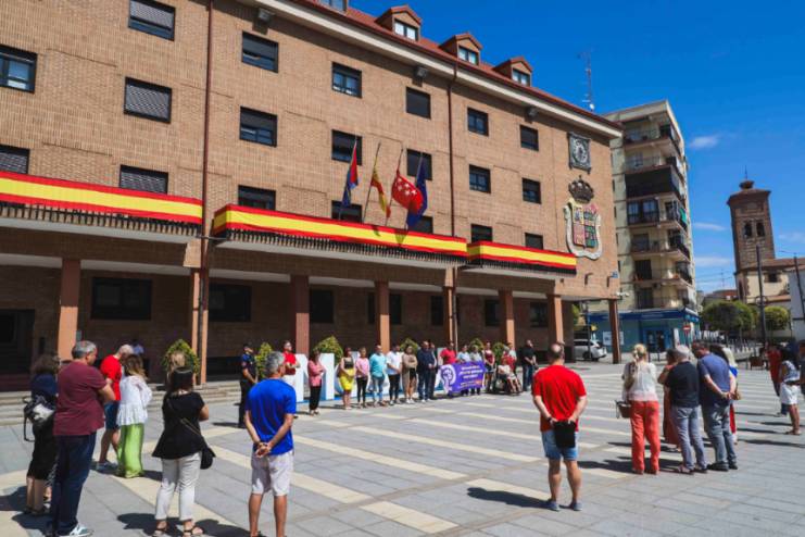 Móstoles guarda un minuto de silencio en apoyo a las familias de las cinco víctimas de violencia de género asesinadas este fin de semana (2)