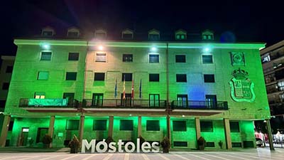 destacada Ayuntamiento iluminado de verde