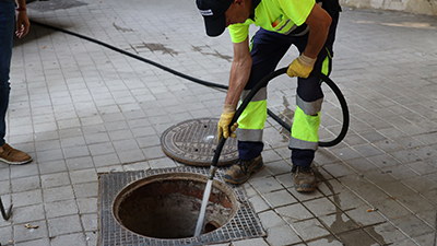 destacada Móstoles refuerza la limpieza y mantenimiento de las rejillas del alcantarillado (2) copia