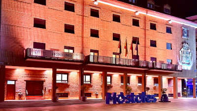 destacada Ayuntamiento iluminado naranja