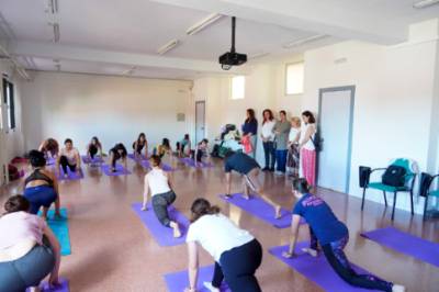 Personas en desempleo se forman como instructores de yoga en Móstoles Desarrollo (2)