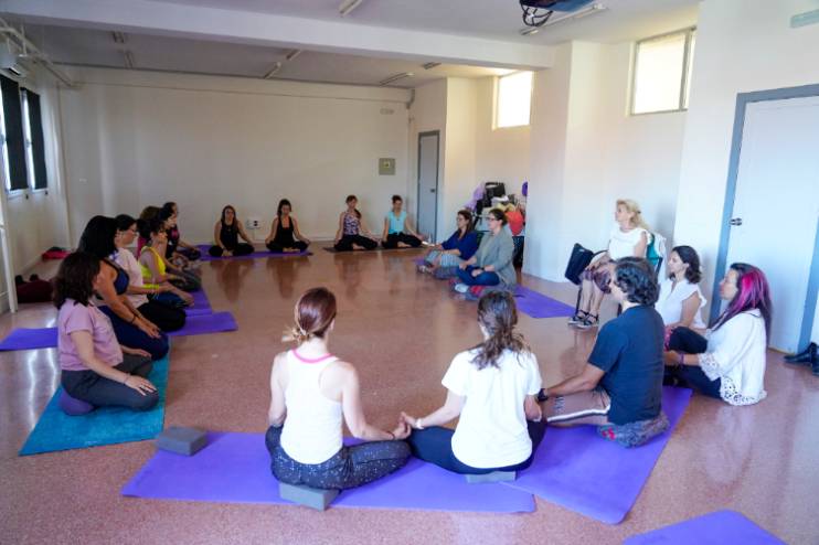 Personas en desempleo se forman como instructores de yoga en Móstoles Desarrollo (4)
