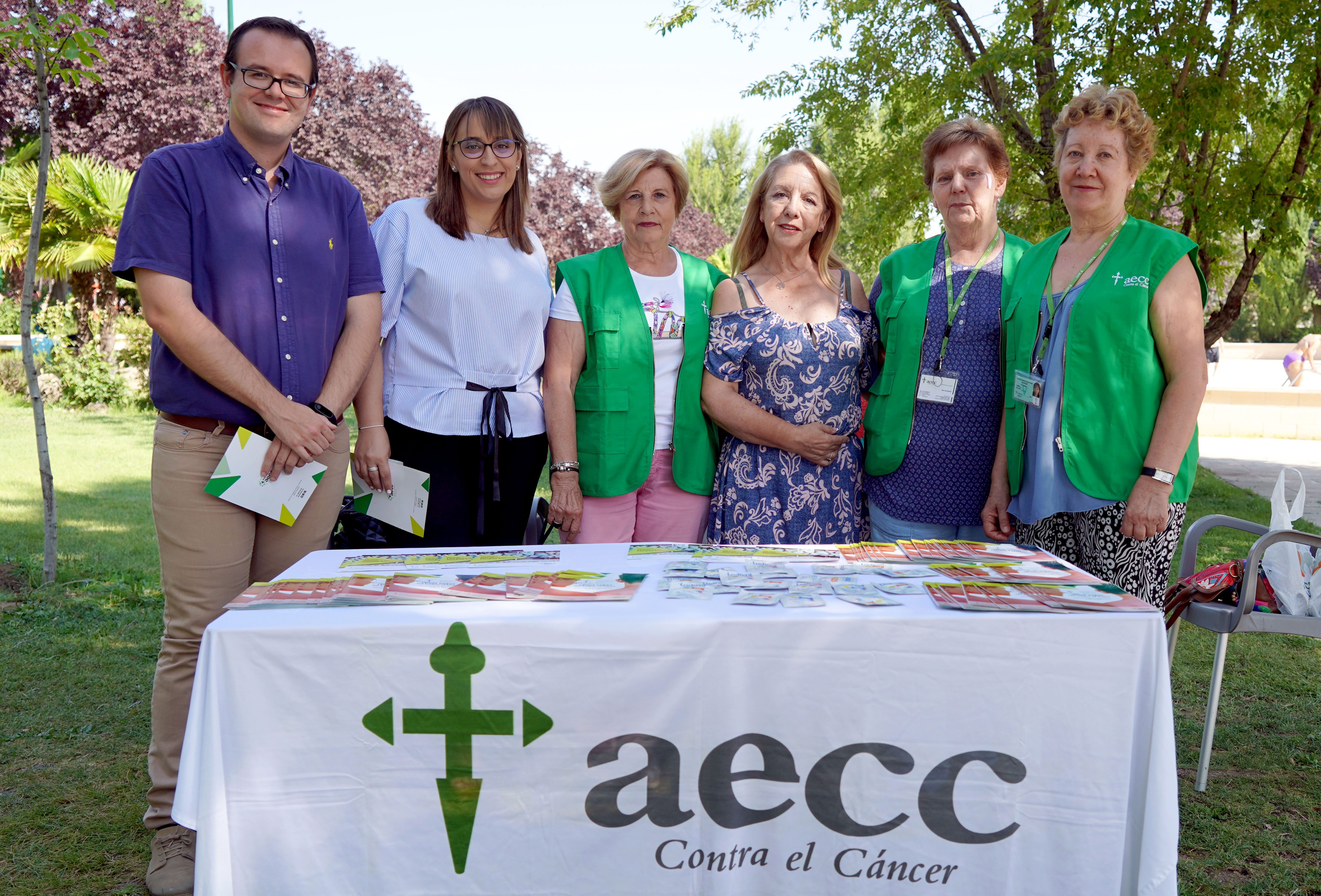 visita mesa contra cancer de piel piscina el soto 1