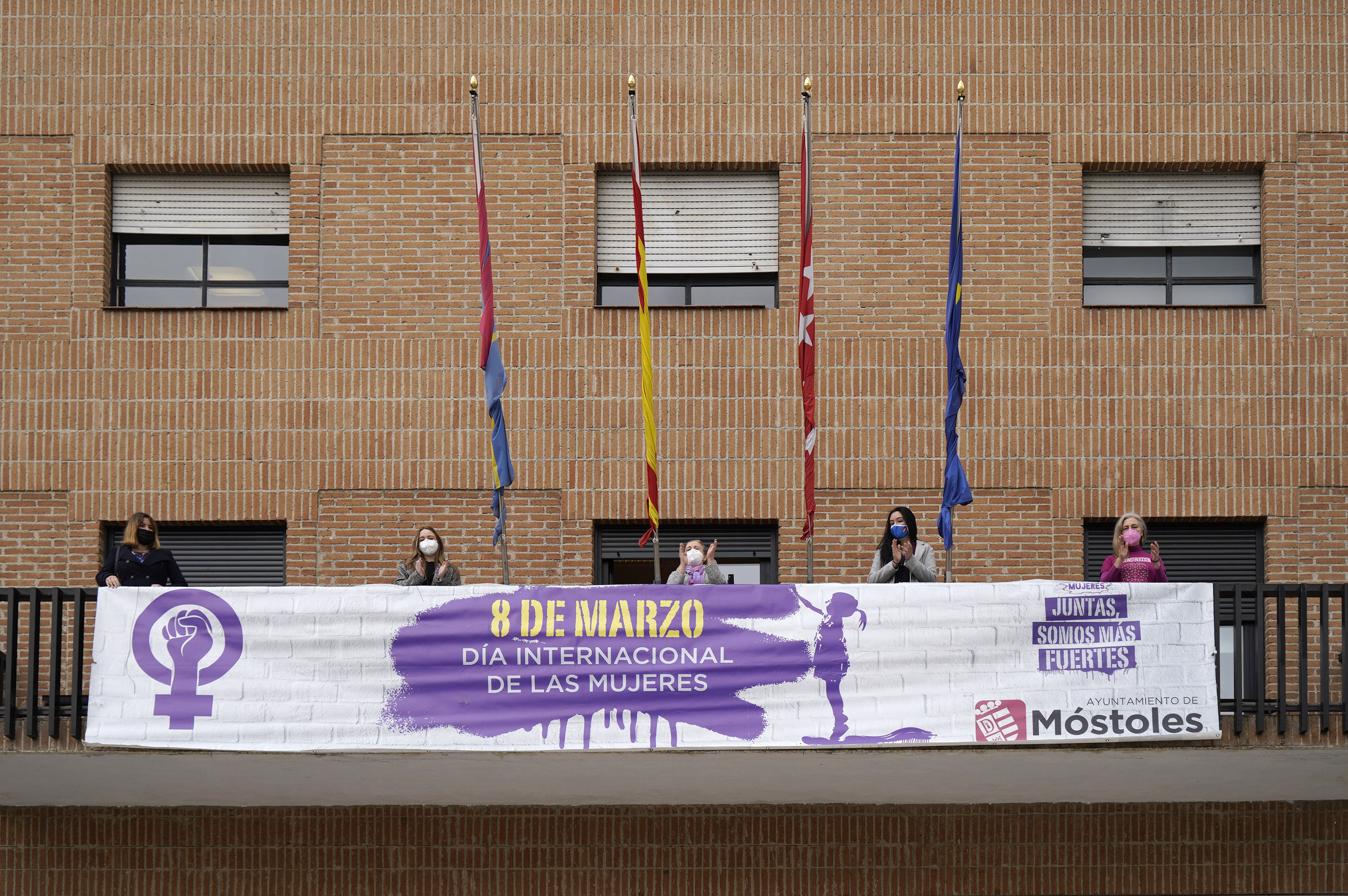 Despligue de pancarta Dia Internacional de la Mujer