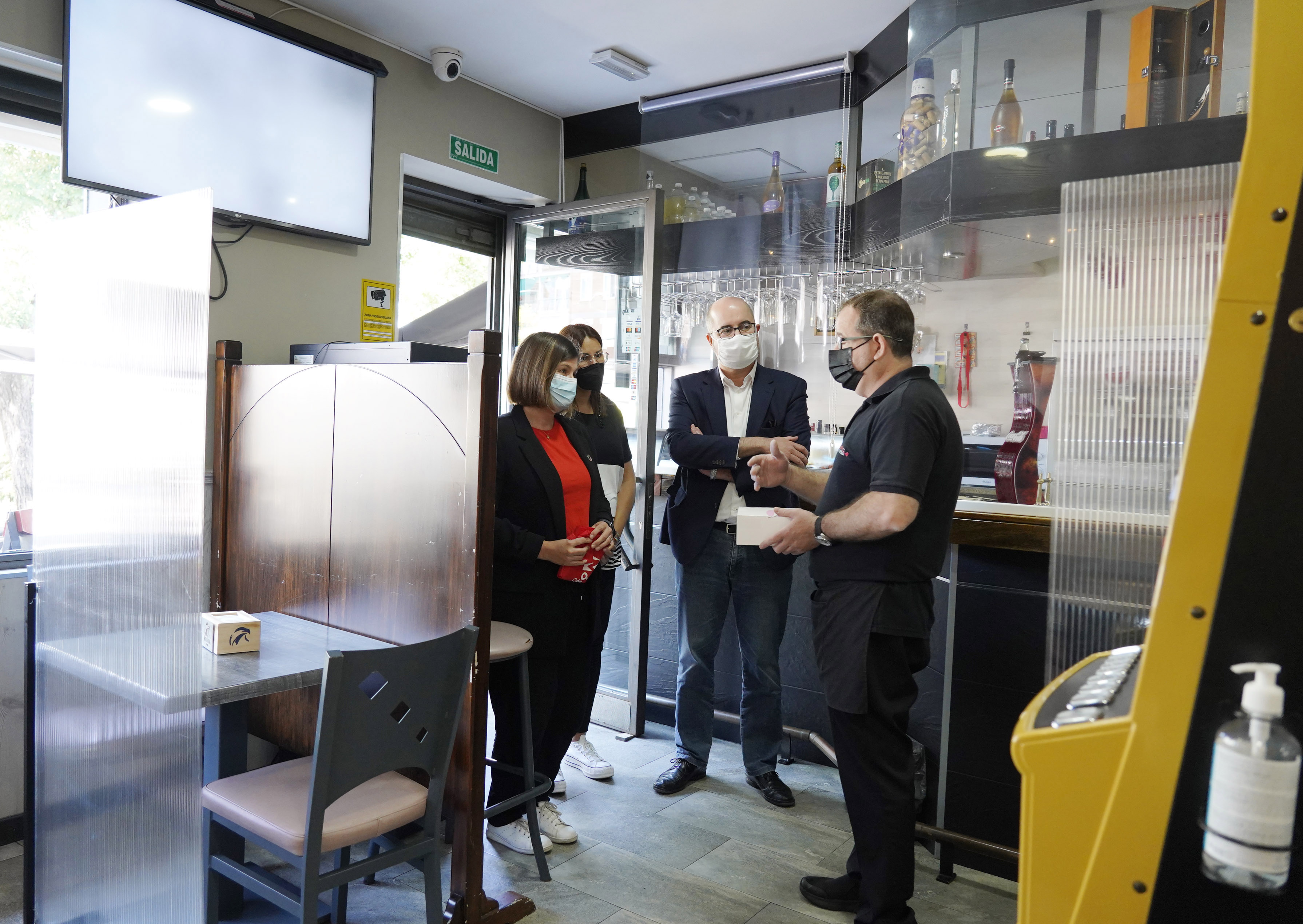 Entrega de test de antígenos de la campaña para la reactivación de las empresas locales 4p