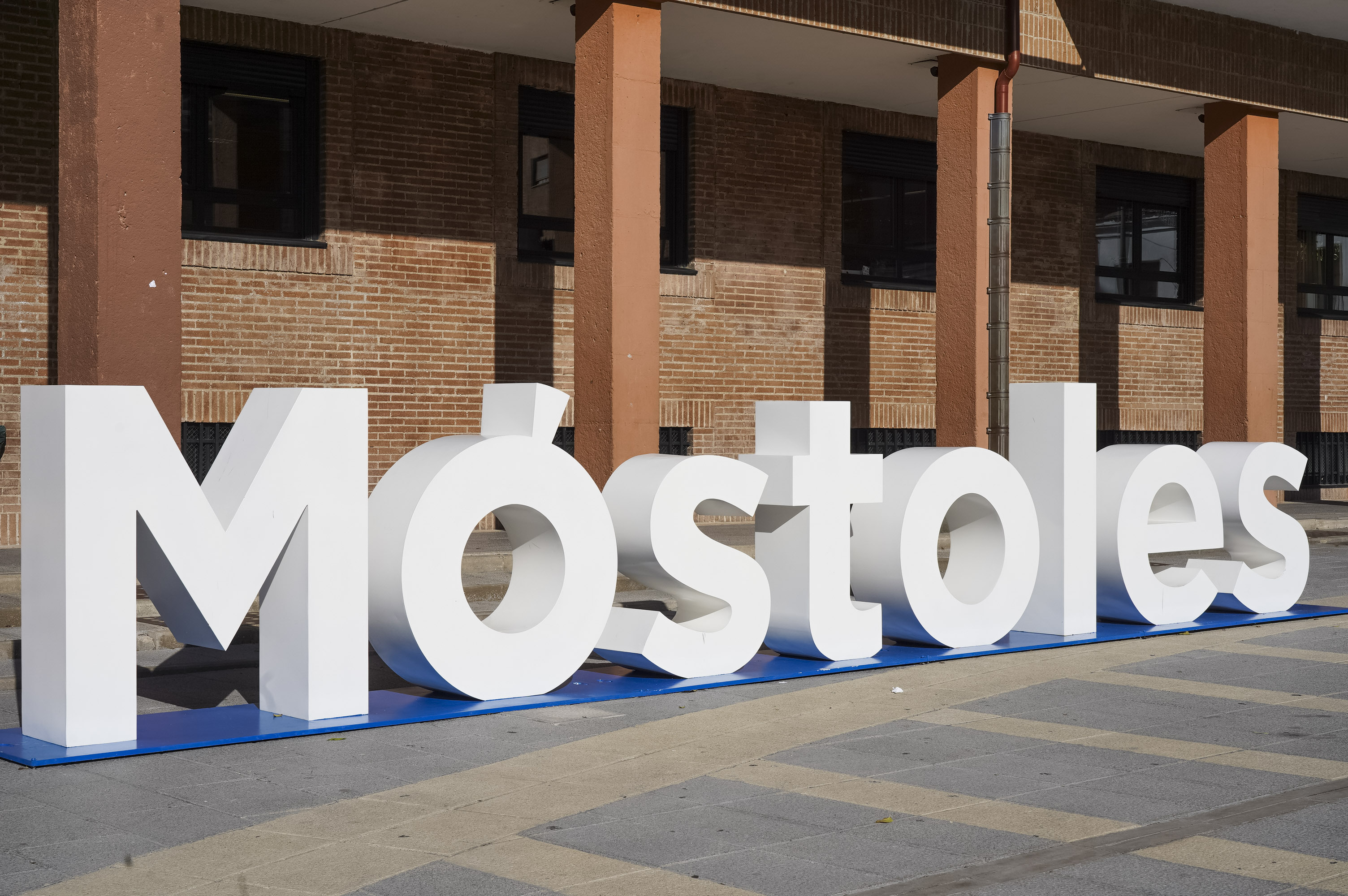 fachada Ayto con letras blancas_11