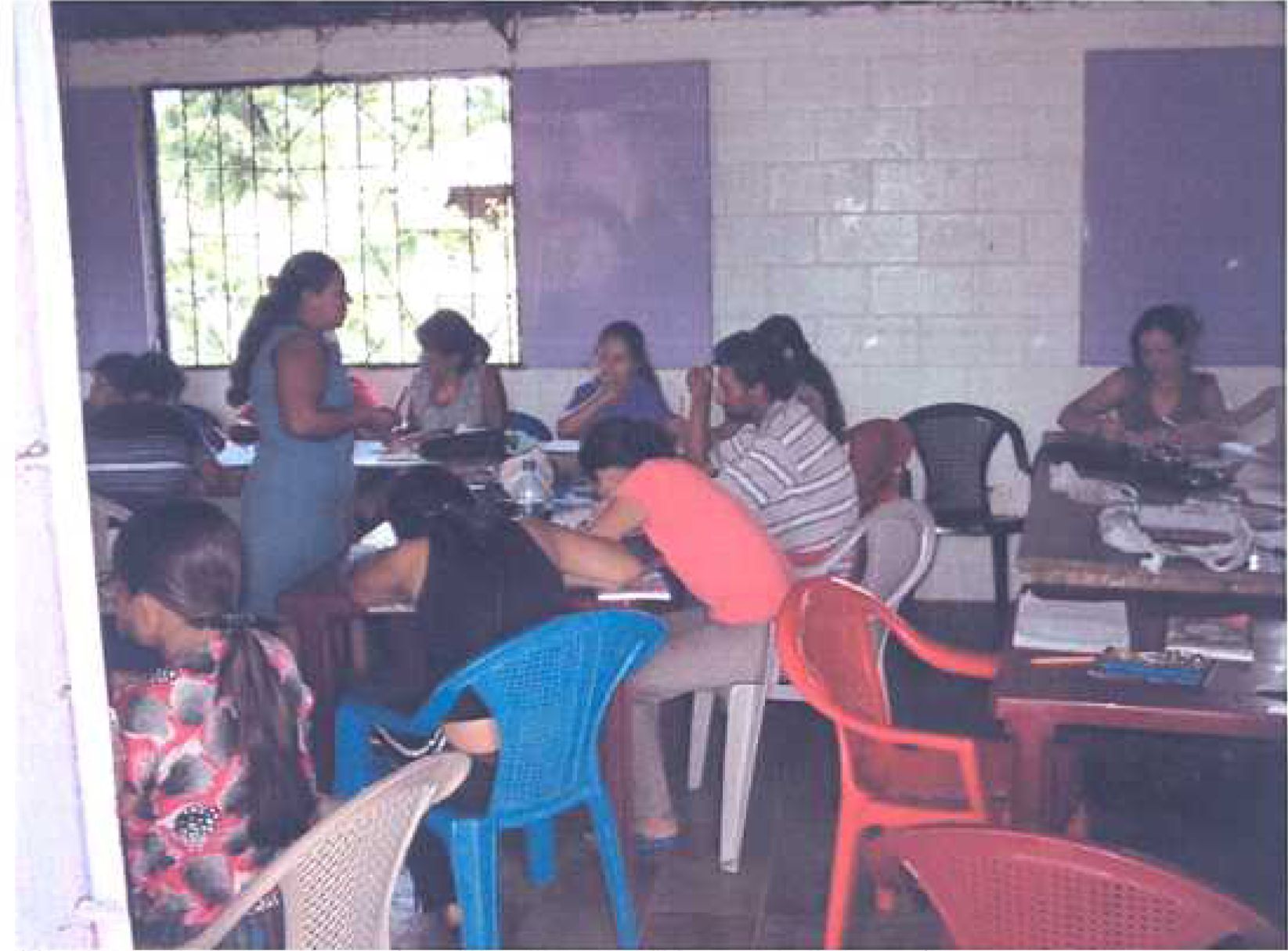 Mujeres Trabajando en los ciruculos de Educación Integral