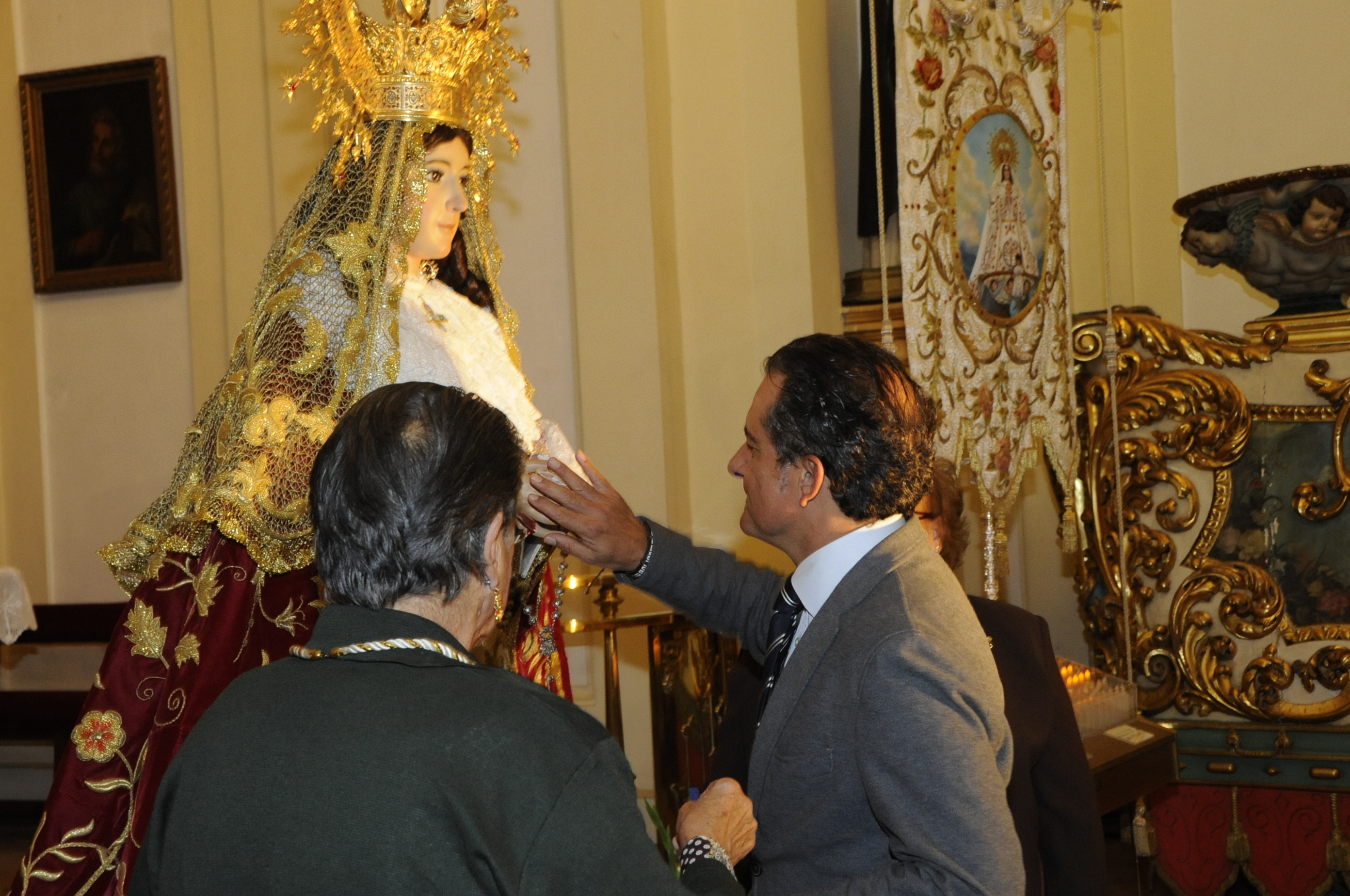BESAMANOS A LA VIRGEN 1