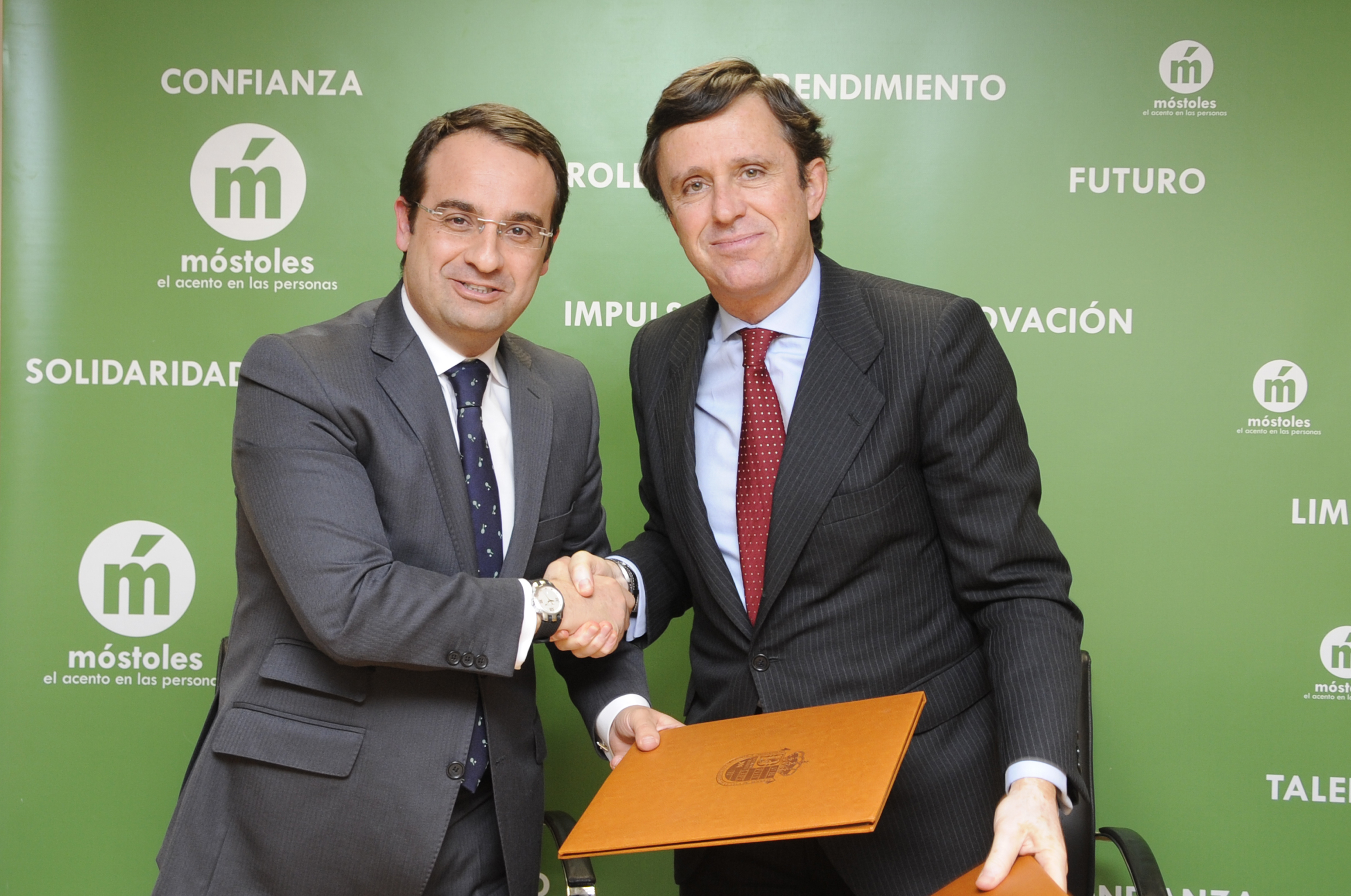 Firma convenio Fundación Francisco de Vitoria 1