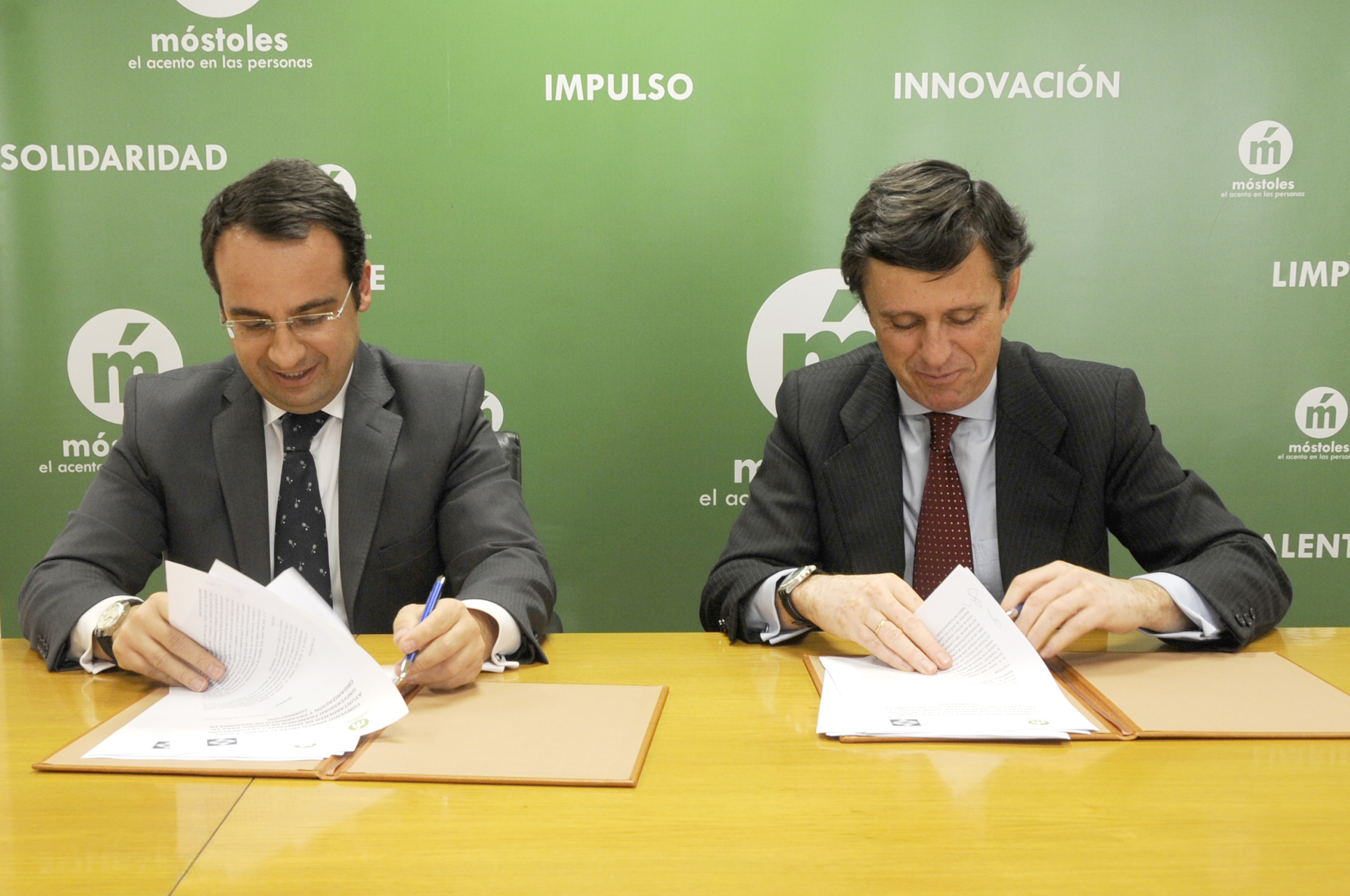 Firma convenio Fundación Francisco de Vitoria 2