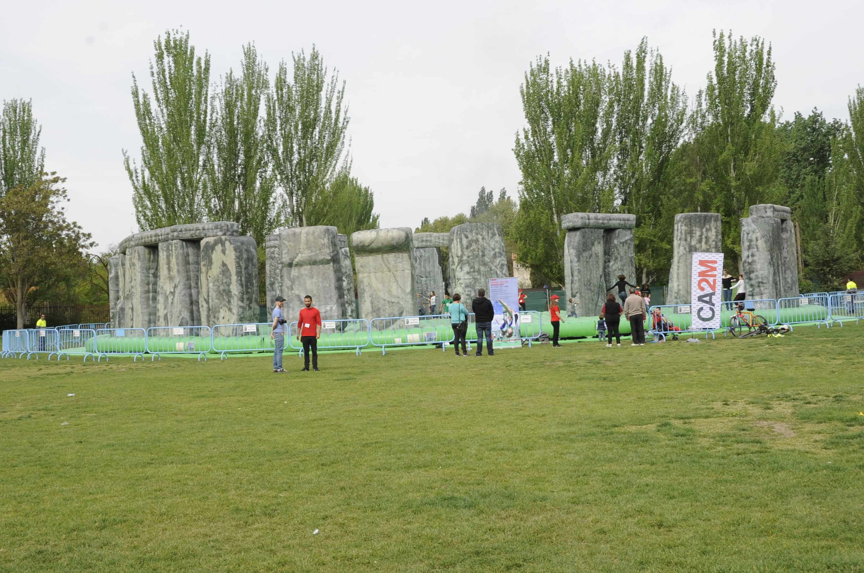 APERTURA HINCHABLE stonehenge 1