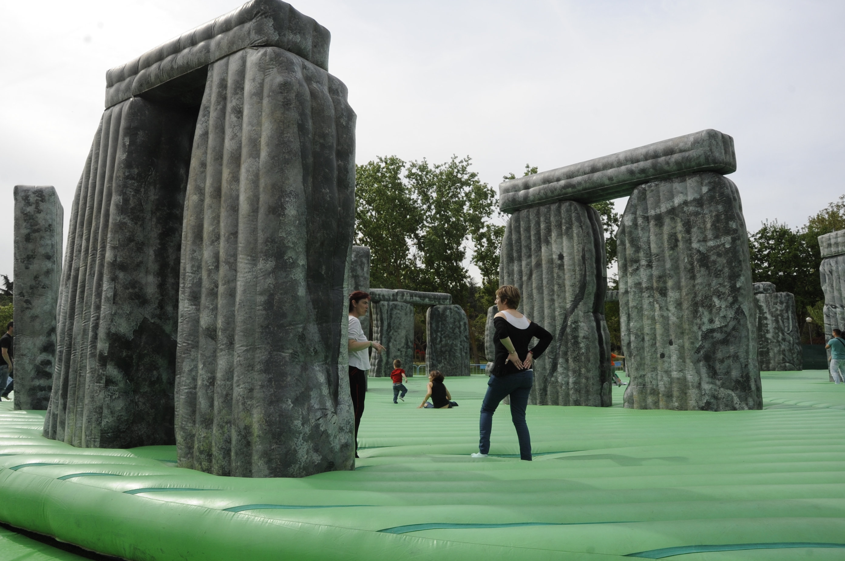 APERTURA HINCHABLE stonehenge 2