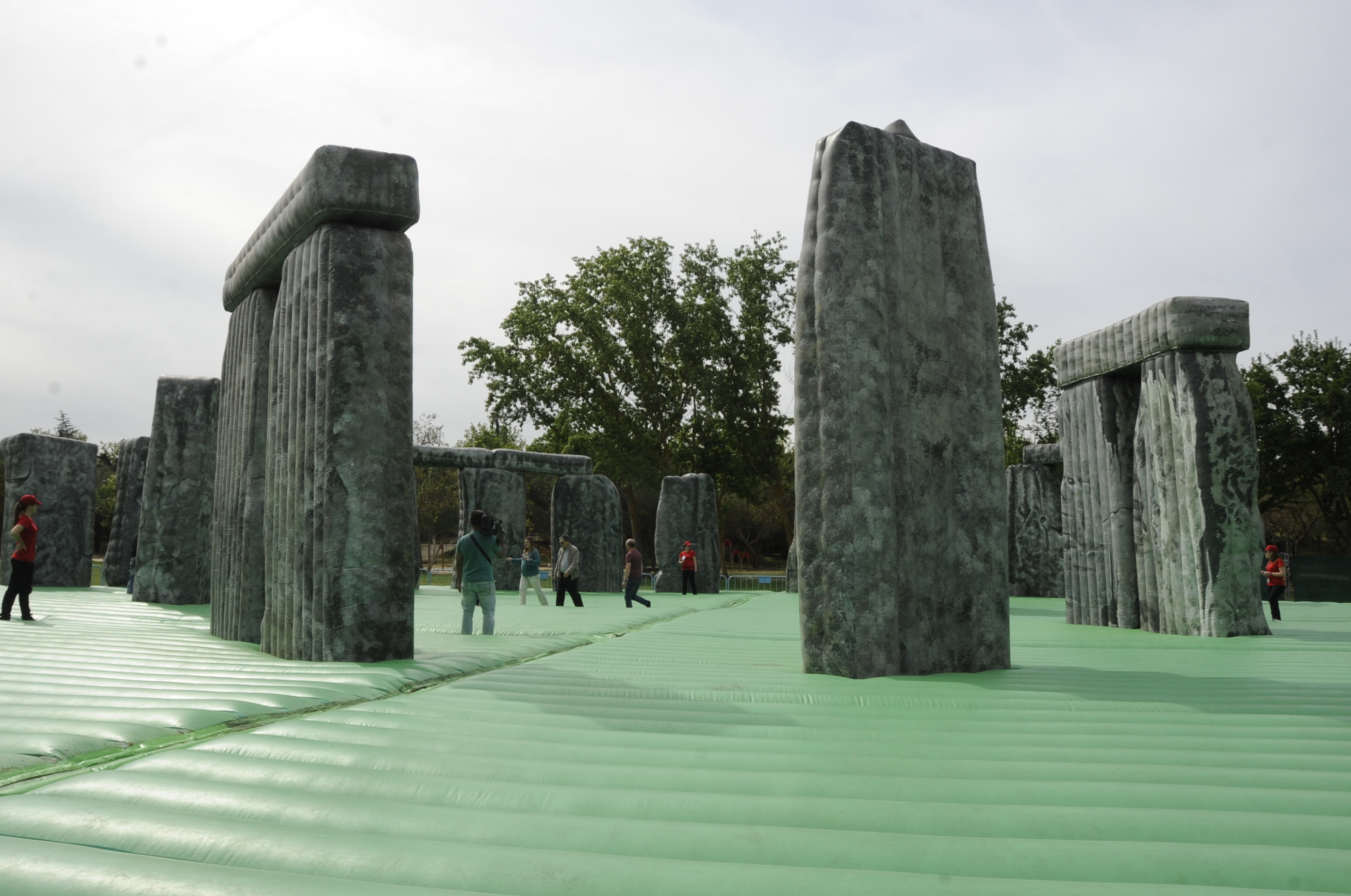 APERTURA HINCHABLE stonehenge 3