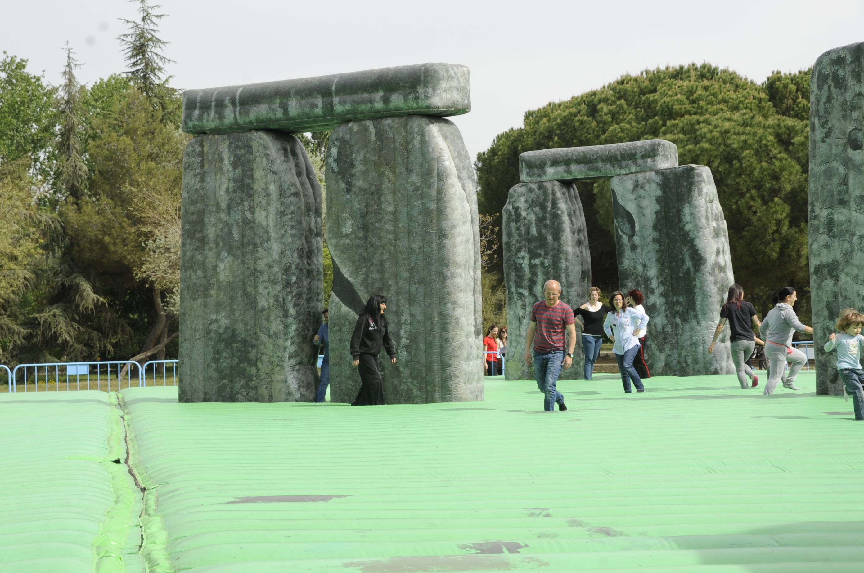 APERTURA HINCHABLE stonehenge 5
