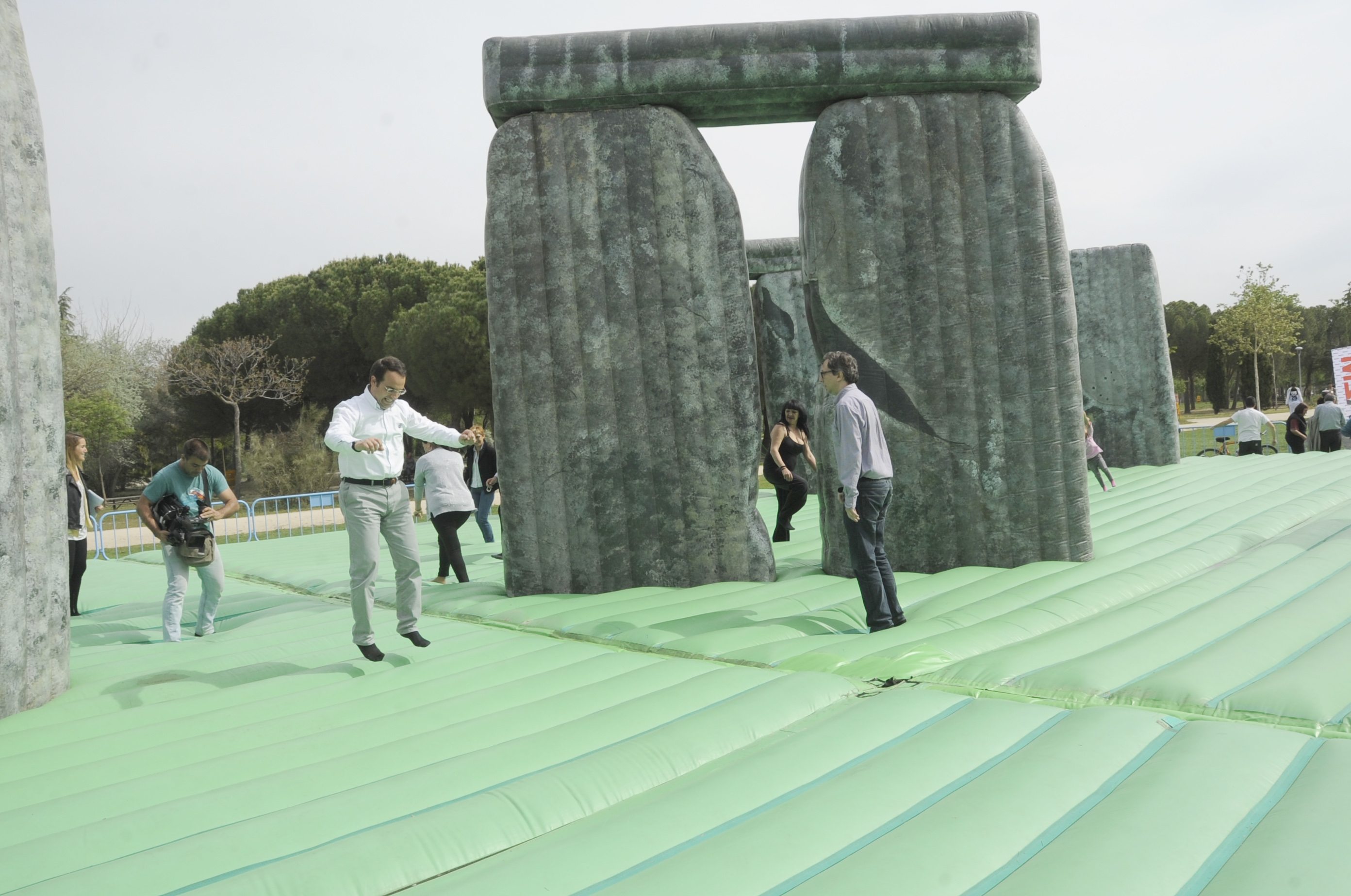 APERTURA HINCHABLE stonehenge 7