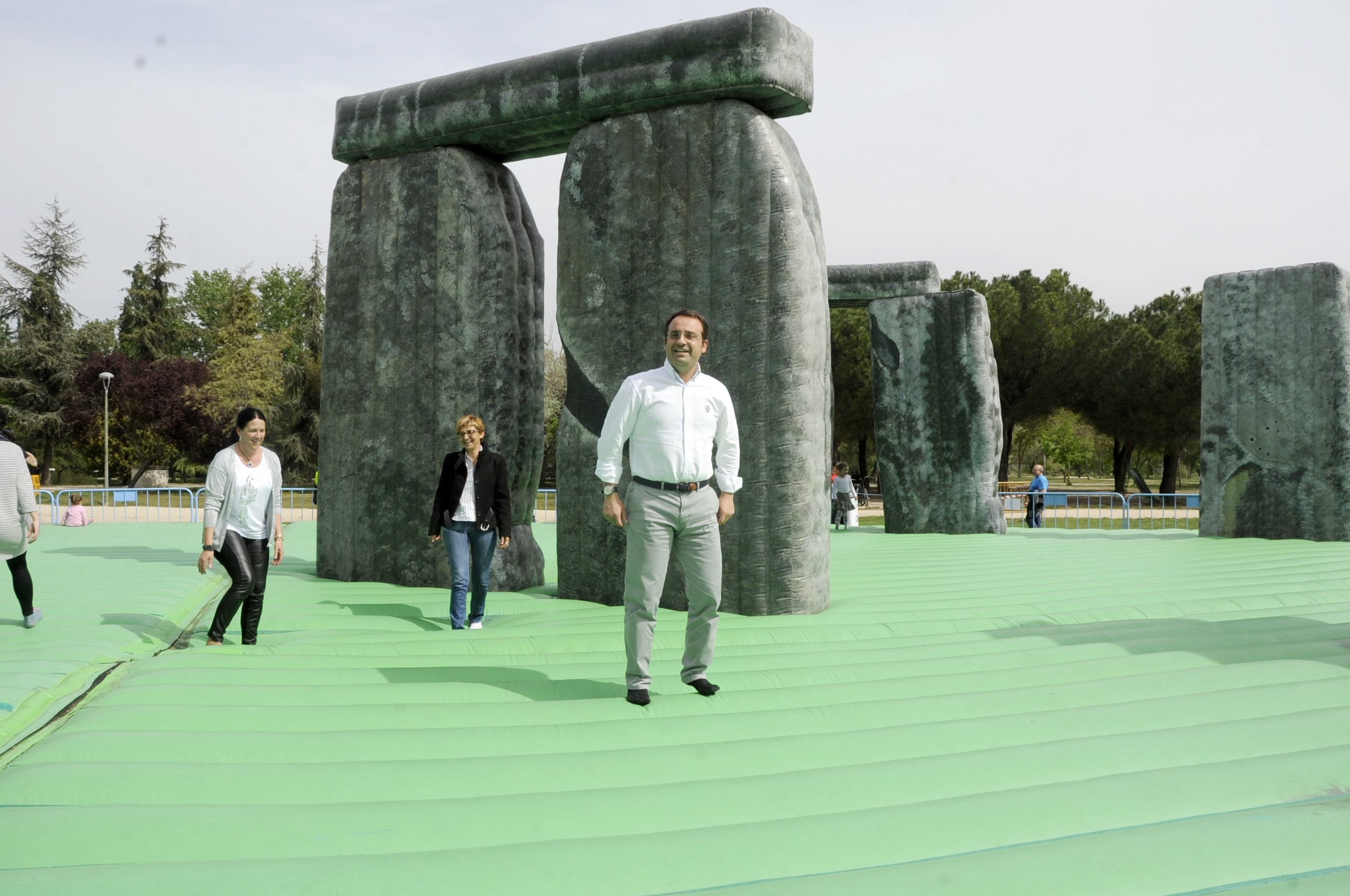 APERTURA HINCHABLE stonehenge 10