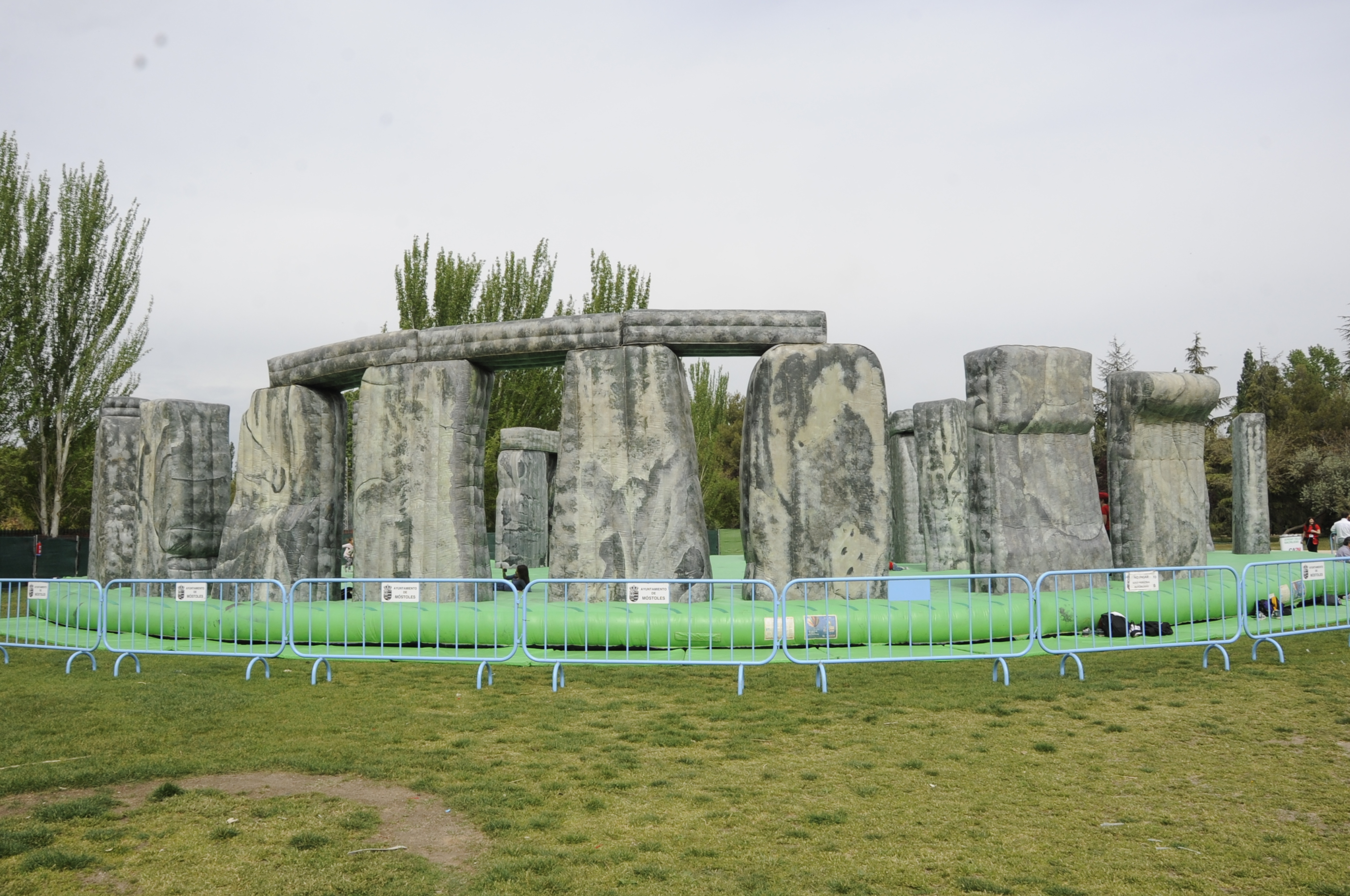 APERTURA HINCHABLE stonehenge 12