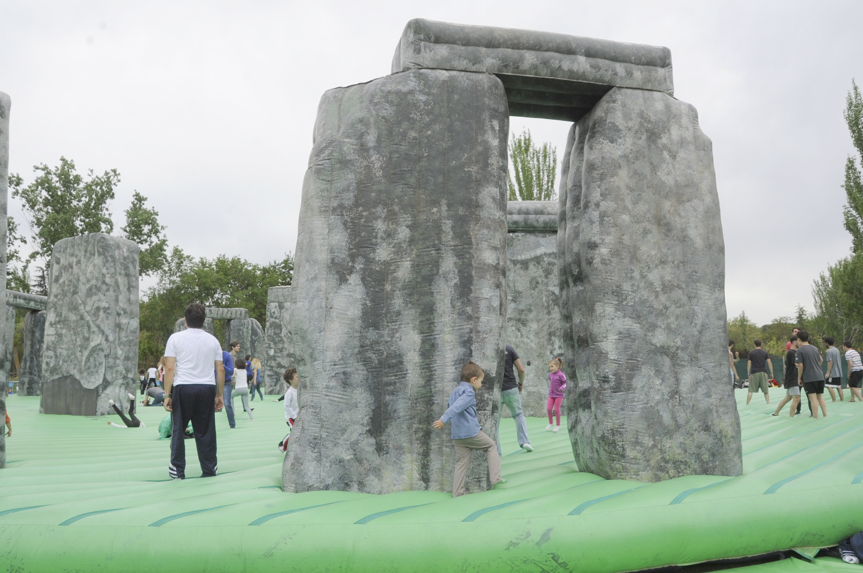 Mostoleños disfrutan con hinchable 2