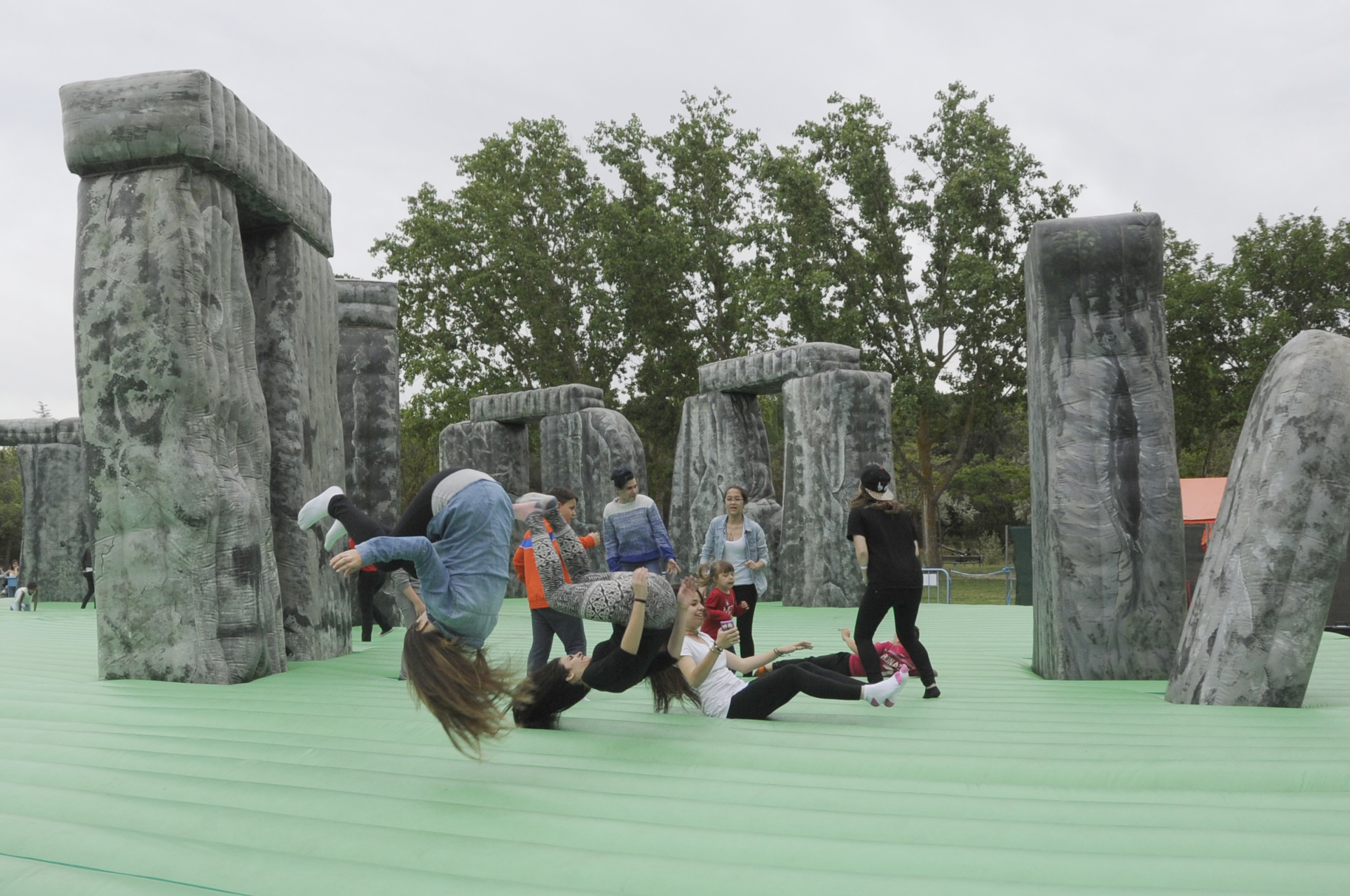 Mostoleños disfrutan con hinchable 5