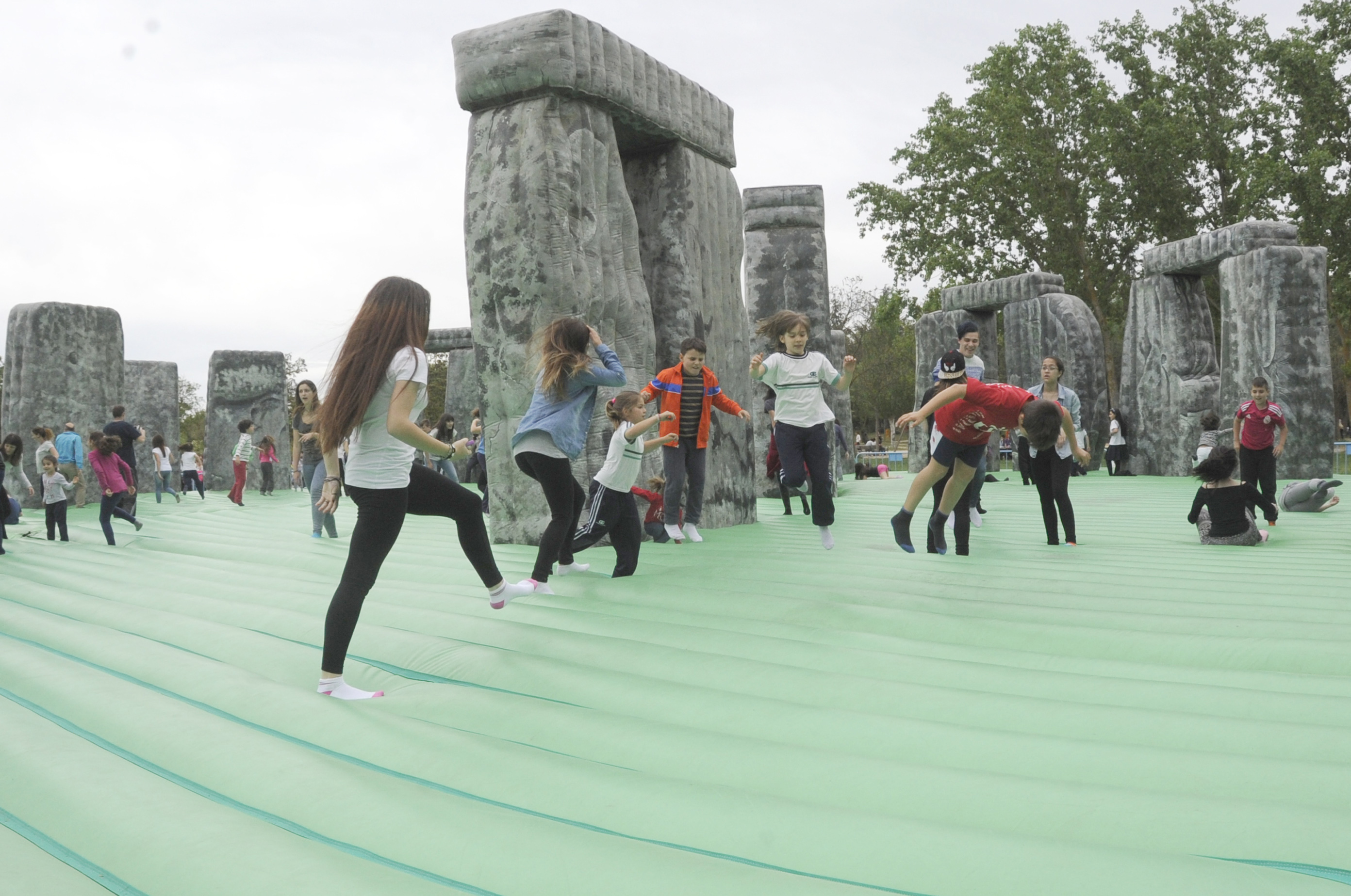 Mostoleños disfrutan con hinchable 6