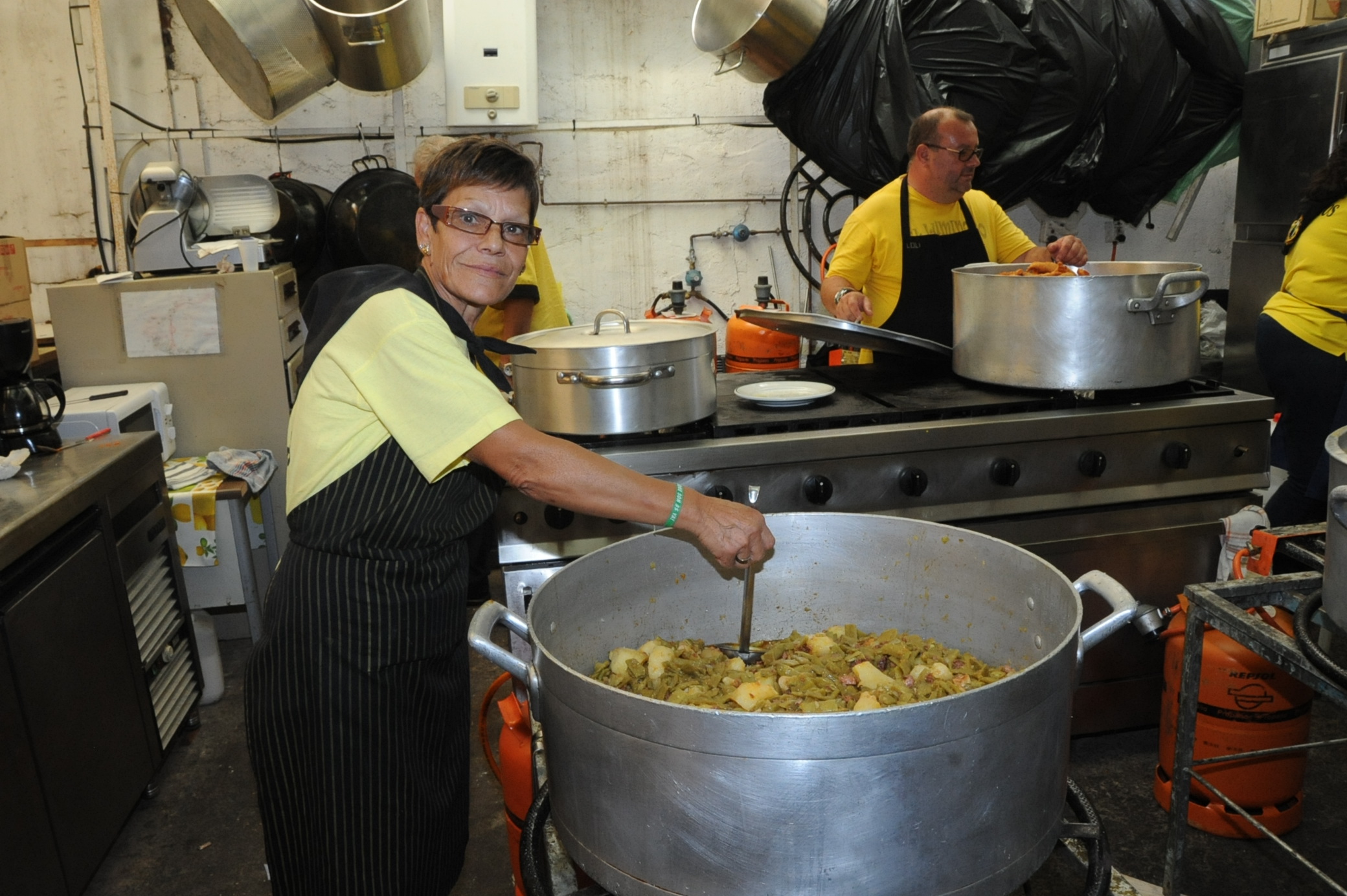 Comida en la peña Los Corbatos 5