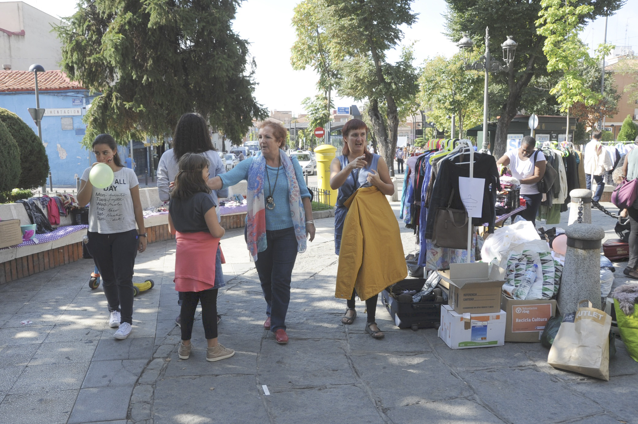 Alcalde visita Mercadillo RAIS 1