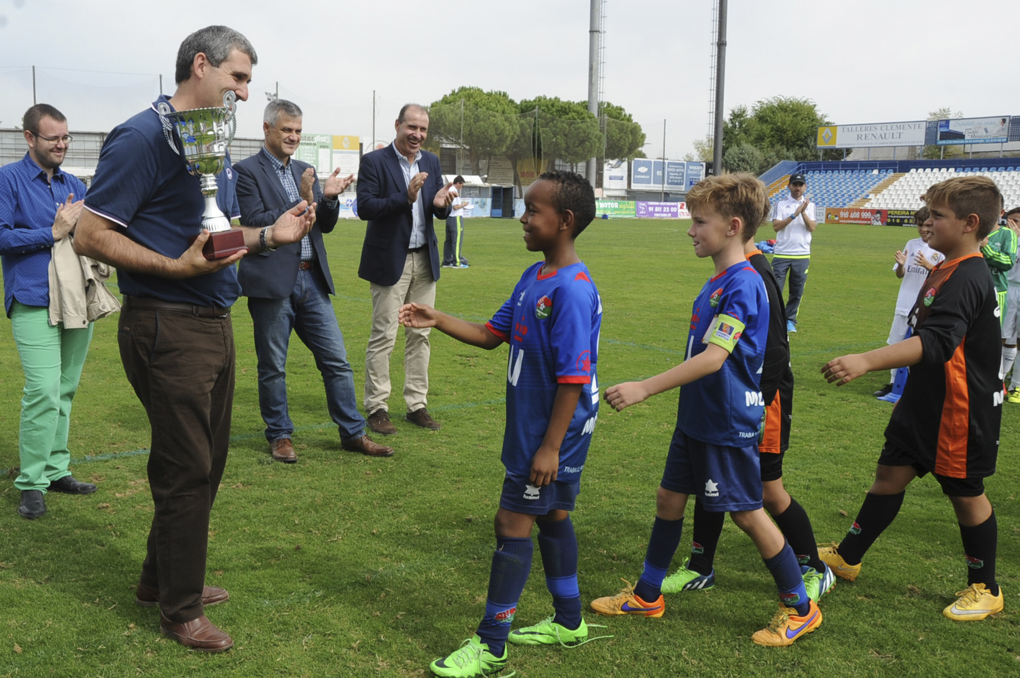 Entrega trofeos Futbol Base 4