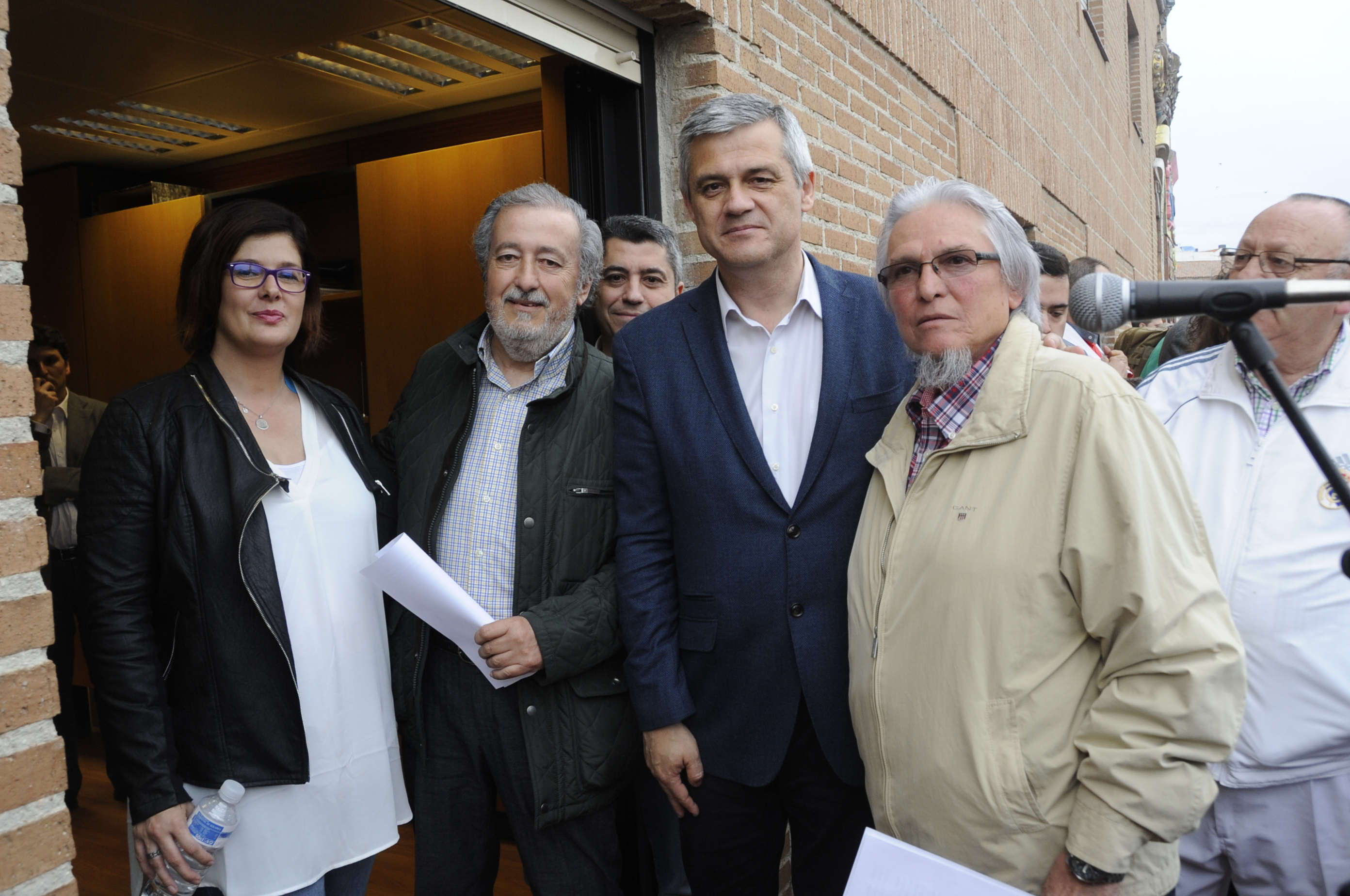 El Alcalde, concejala de Festejos y concejal de Presidencia, junto a los pregoneros