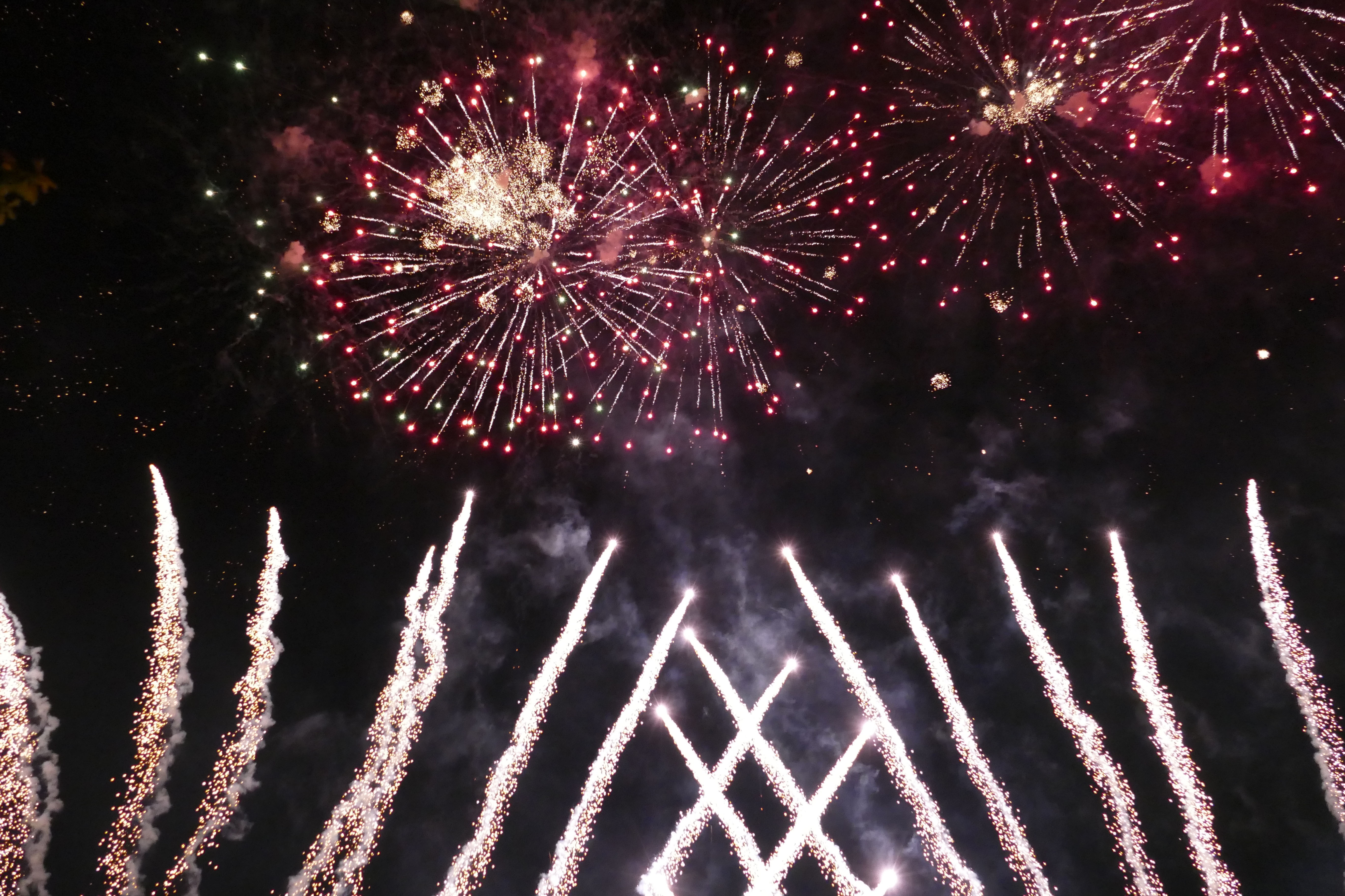 Miles de vecinas y vecinos disfrutan del espectáculo piromusical 1