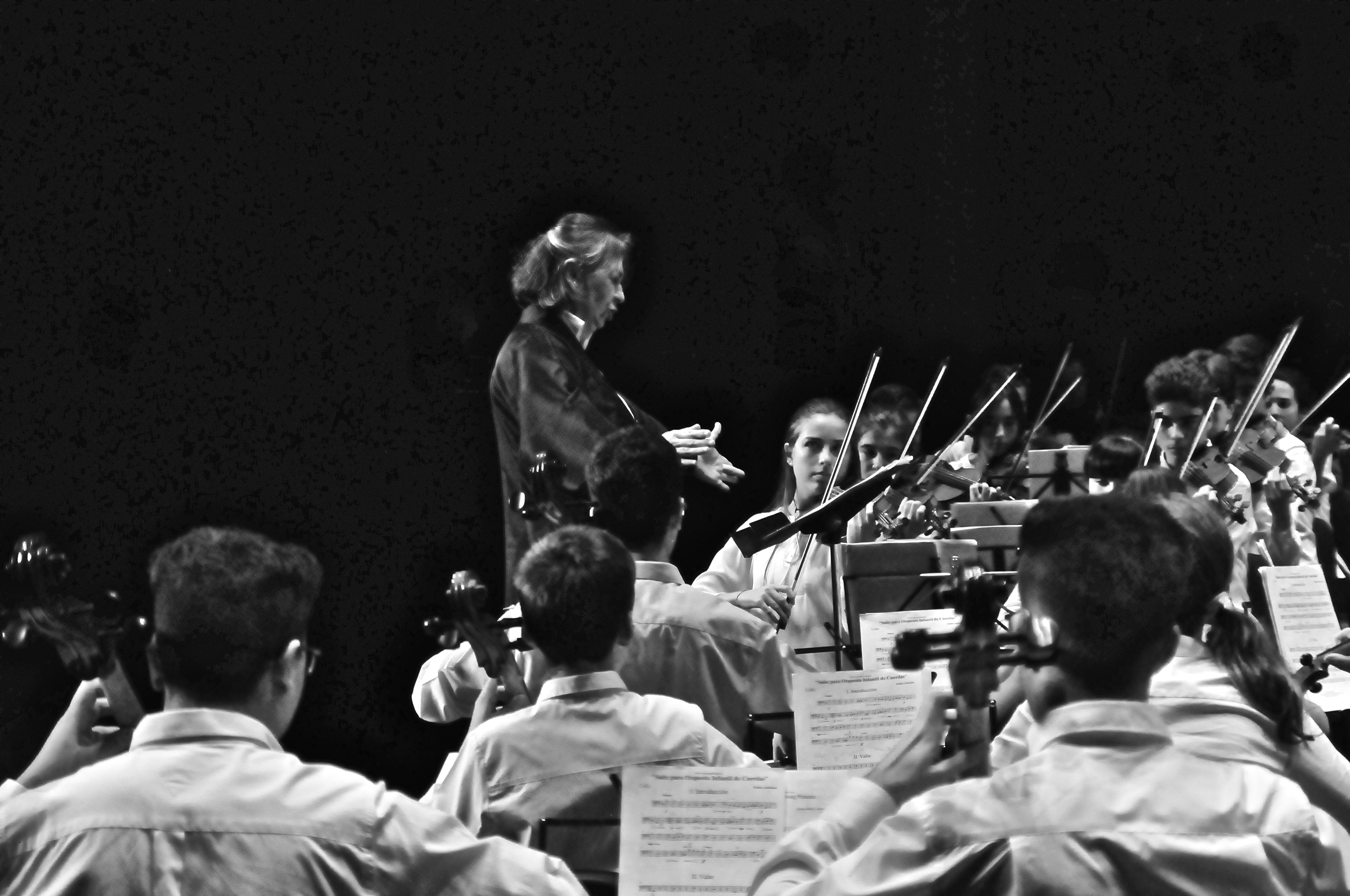 María Dolores Encina dirigiendo